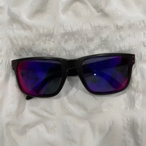 Men’s black Oakley’s